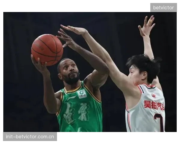 怀特塞德成为CBA首位外籍最佳防守球员，其护筐能力是上海队防守体系的基石。